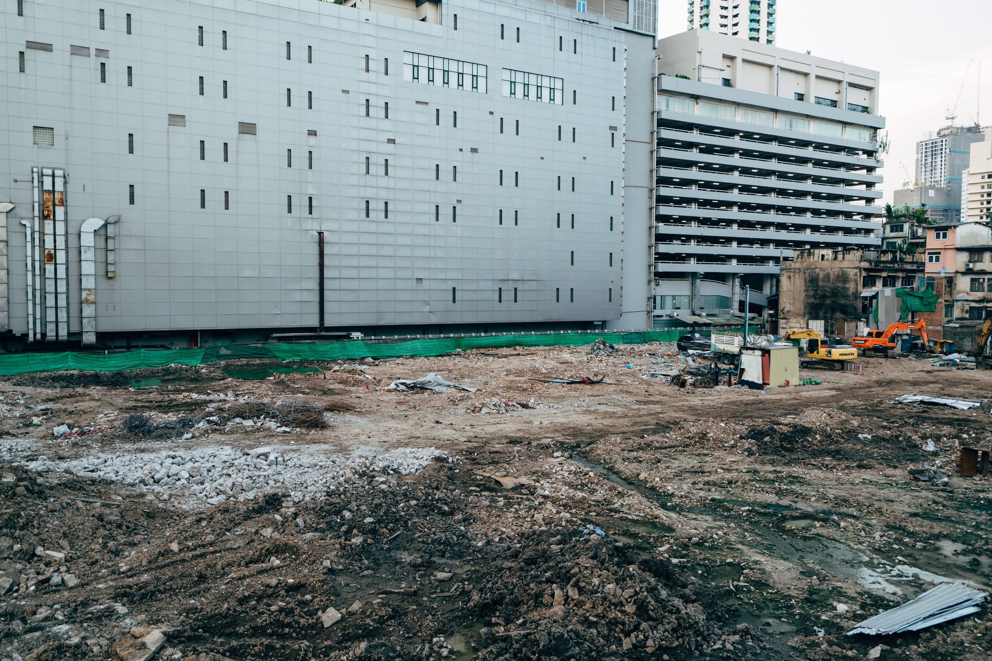 Construction work suspended at Chong Pang City after metal bar falls through HDB block roof Post image